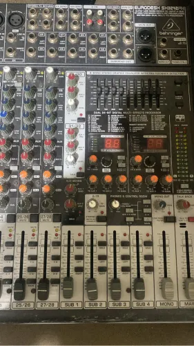 Mesa de som Behringer 32 canais 