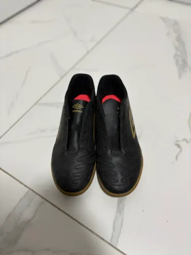 Chuteira de futsal umbro seminova usada 1 vez