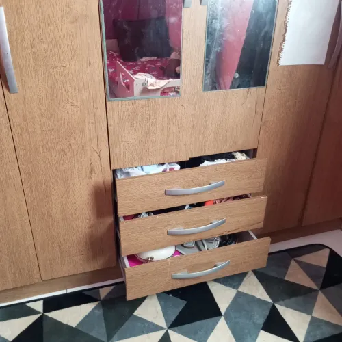 Vendo guarda roupa de 6 portas com espelho. Guarda roupa bem espaçoso bem conservado.