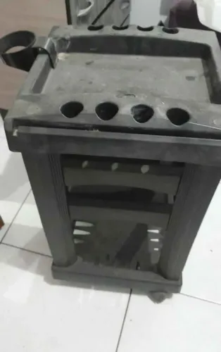 Carrinho de barbeiro. Usado com problema na roda, mas dá pra guardar coisas.