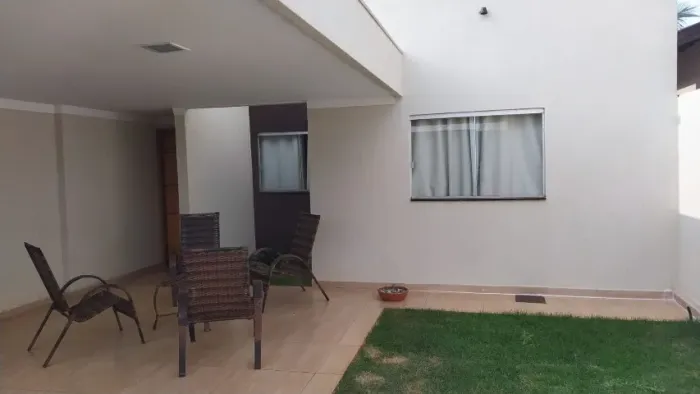Alugo casa: 3 quartos, 2 banheiros (1 suíte), sala, cozinha planejada, garagem