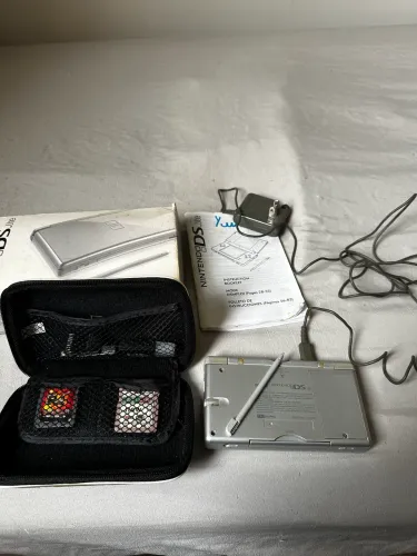 Nintendo DS Lite prata funcionando perfeitamente