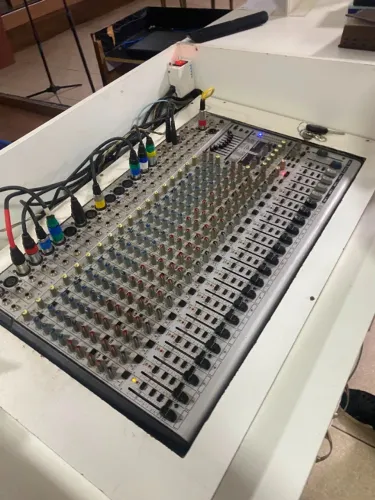 Mesa de Som Behringer Eurodesk SL2442FX-PRO - 24 Canais (Usada)
