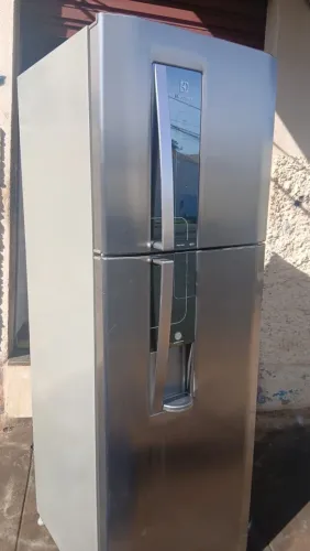 Geladeira Electrolux frost free 360 litros em bom estado de conservação