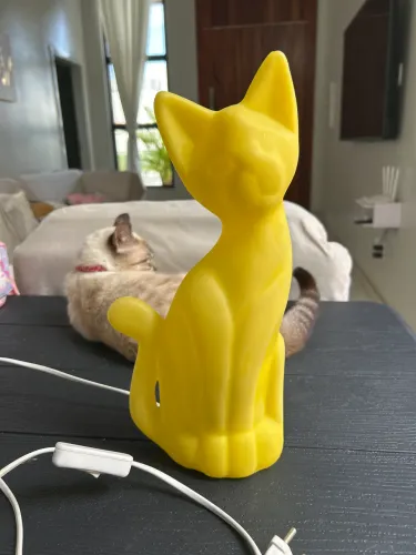 Esta é uma luminária de mesa da marca Usare no modelo Gato Magrelo
