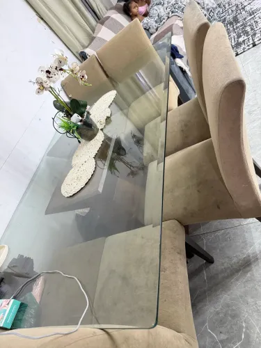 Mesa de vidro grosso , com 6 cadeiras de madeira de verdade 