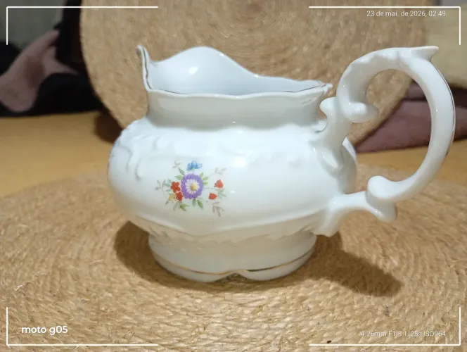 Cremeira em porcelana Schimidt corpo branco com flores desenhadas a mão vintage década 60