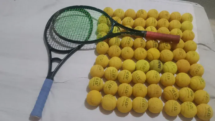 Duas Raquetes tenus e 50 e bolinhas de tênis usadas...