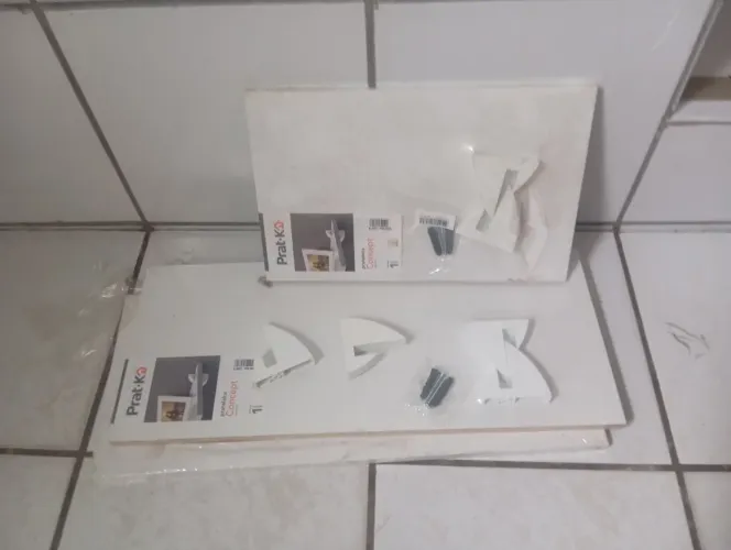 Três prateleiras