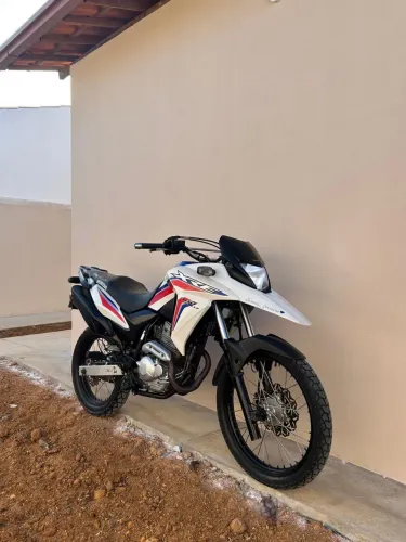 Vende-se XRE 300, conservada, só pegar e rodar
