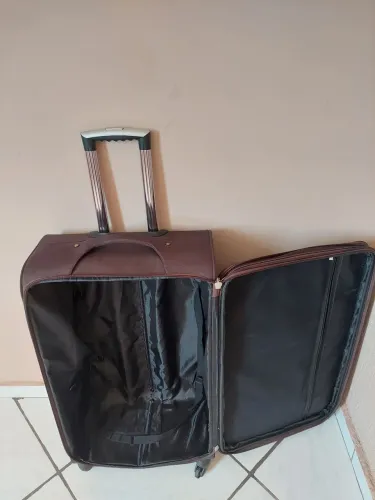 Estou desapegando essa linda mala de viagem semi nova com rodinhas medindo 70x 48 cms