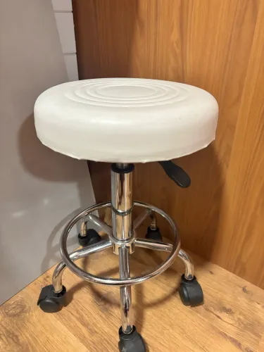 Mocho Giratório com Regulagem de Altura e Base Cromada