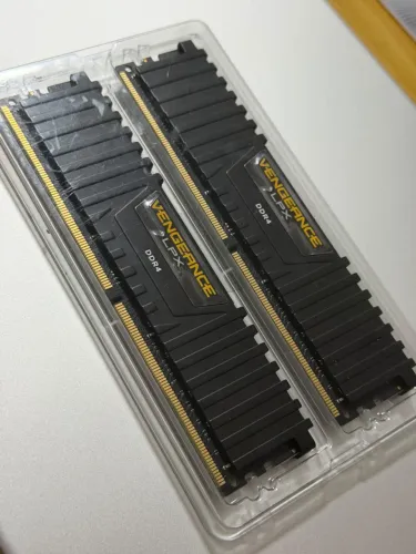 Kit Memória RAM Corsair Vengeance LPX 32GB (2x16GB) DDR4 - Novas / Na Caixa
