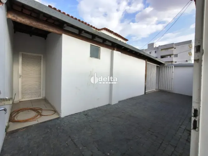 Casa comercial com recepção disponível para locação e venda no bairro Roosevelt em Uberlân