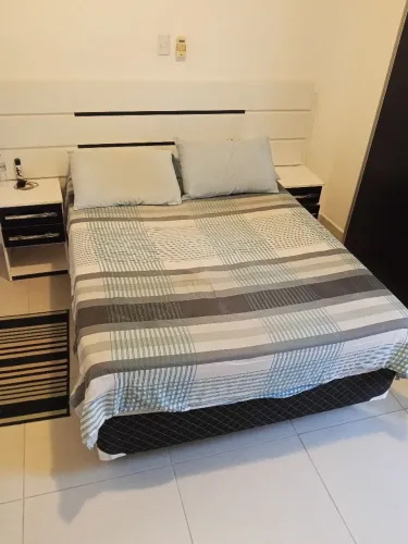 Cama de casal com cabeceira e criados