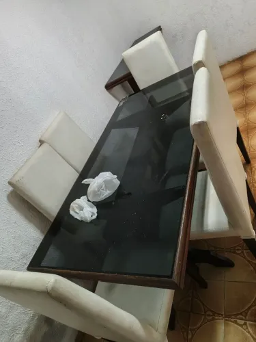 Mesa de vidro com a base de madeira