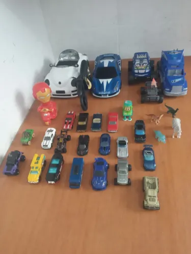 Vendo carrinhos de metal hotwheels e brinquedos. São usados. Alguns anos 2000