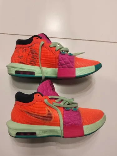 Basqueteira Nike LeBron Witness 8
