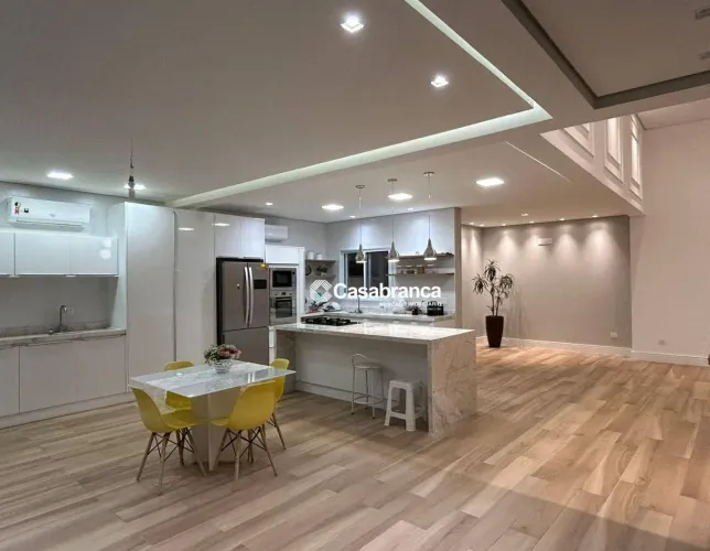 Casa com 3 suítes, piscina com área gourmet à venda, 215 m² por R$ 1.700.000 - Condomínio 