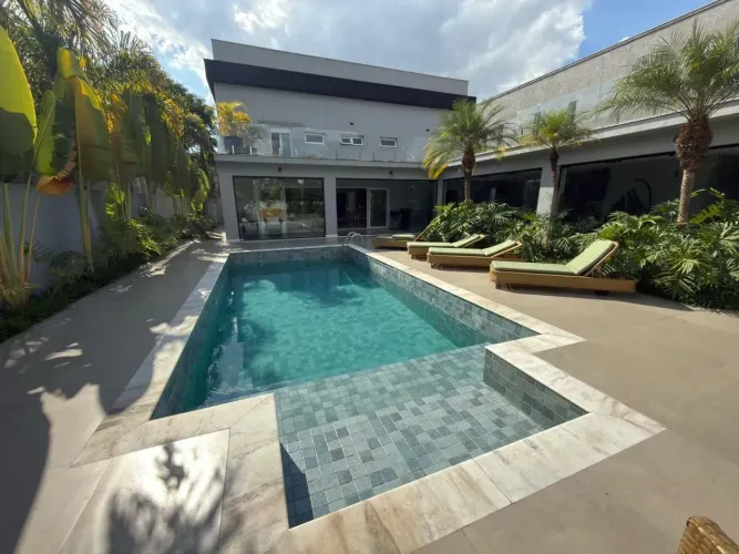 Casa totalmente mobiliada para aluguel com 790m², 4 suítes, piscina e churrasqueira no Tam