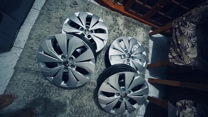 Rodas aro 17 com calotas da Volkswagen