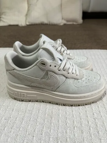 TÊNIS NIKE AIR FORCE 1 LUXE TRIPLE WHITE - Nº 39 - ORIGINAL - ESTADO DE NOVO