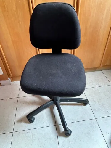 Cadeira de rodinhas com regulagem preta