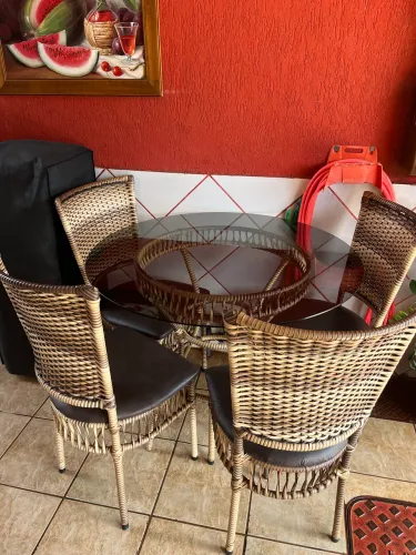 Mesa com quatro cadeiras