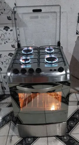 Lindo moderno fogão Electrolux inox espelhado com super-chama automático