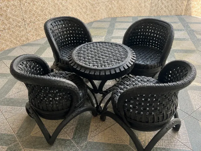 Jogo de mesa com 4 cadeiras feito com pneus reciclados, super resistente e durável!