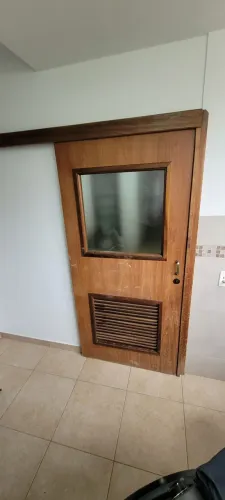 Porta de madeira de correr com vidro