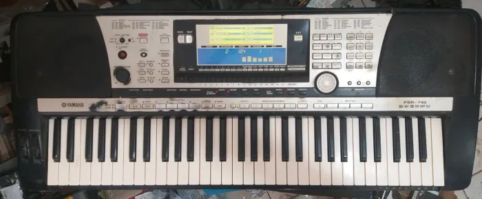 Vendo teclado yamaha psr 740 em bom estado