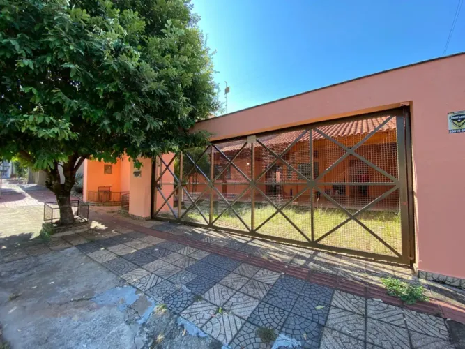 Casa com 4 quartos para locação na Zona Leste de Londrina