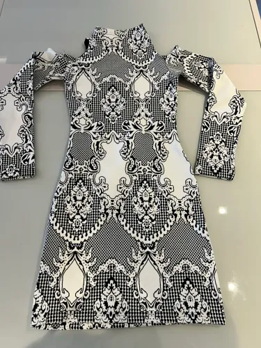 Vestido Jacquard P&B Manga Longa - Gola Alta e Ombro Vazado - Tamanho P (quentinho)