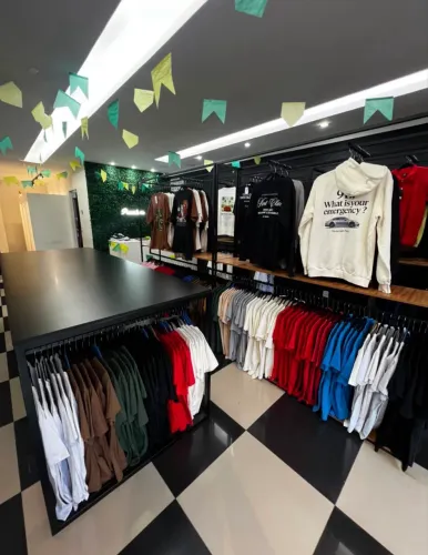 Expositor Central para Loja de Roupas com Cabideiro