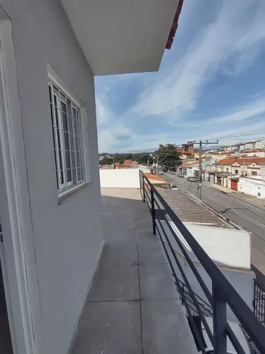 Kitnet ampla e arejada com espaço extra