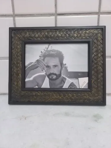 Porta retrato (26x21)preto com detalhes em palha trançada