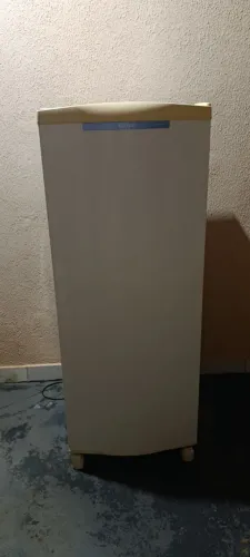Vendo geladeira Consul, modelo CRA30E, aproximadamente 260 litros, 1 porta.