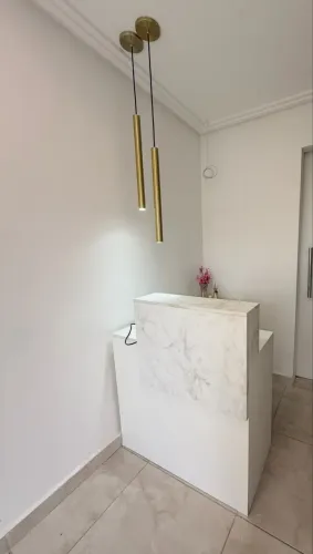 Balcão de recepção com móvel em L