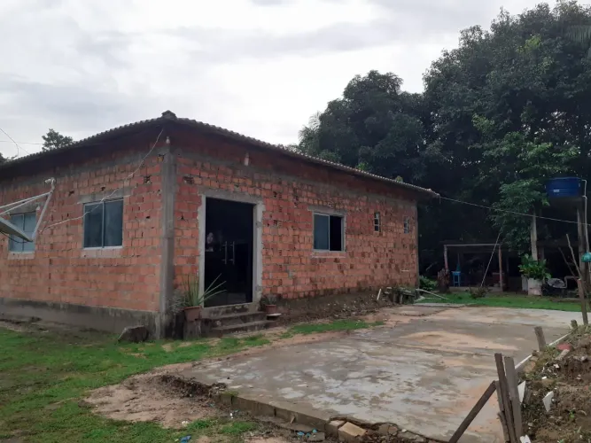 Casa com 3 quartos sendo 2 suites, cozinha, corredor e sala. demtro de um terreno 50-50 m