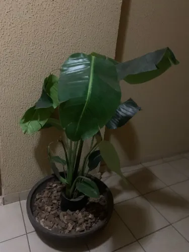 Planta artificial decorativa com vaso