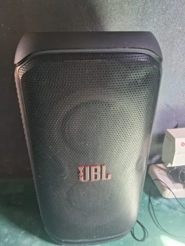 Uma caixa jbl 320