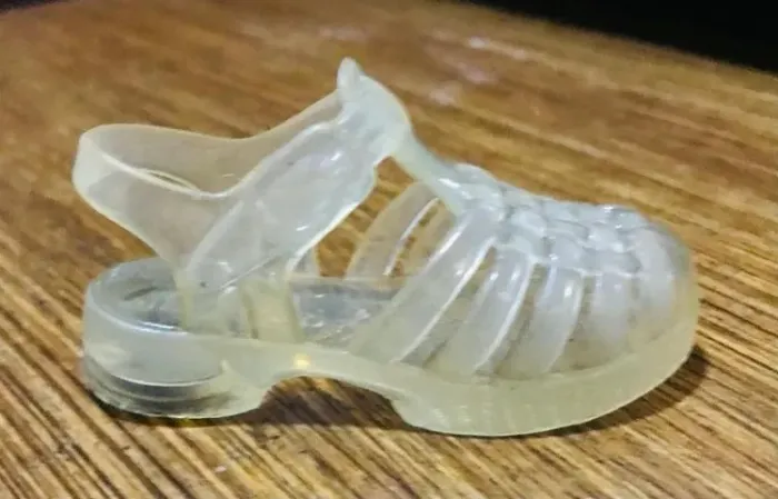 Imã de geladeira - miniatura da icônica sandália Possession - Melissa - 1997