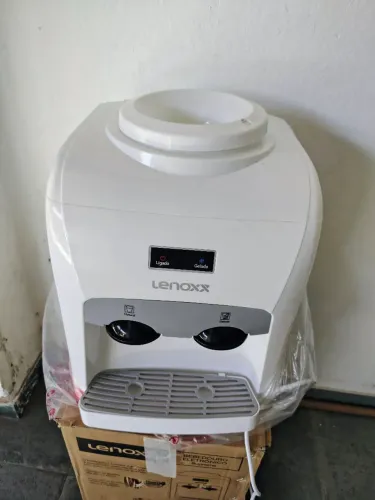 Bebedouro eletrônico gela água