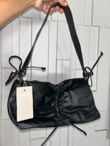 Bolsa tira colo preta couro Arezzo