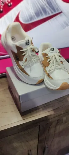 Tênis New Balance Branco/Caramelo