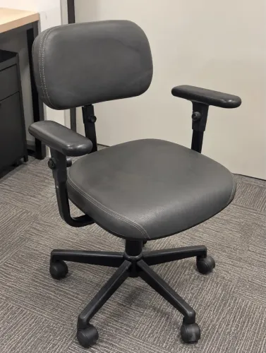 Cadeira escritório Giroflex Slim corvin cinza