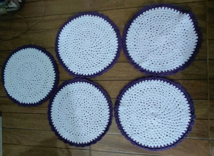 Jogo de Sousplat de Crochê (Kit com 5 Peças) - Mesa Posta Branco com Borda Roxo/Violeta