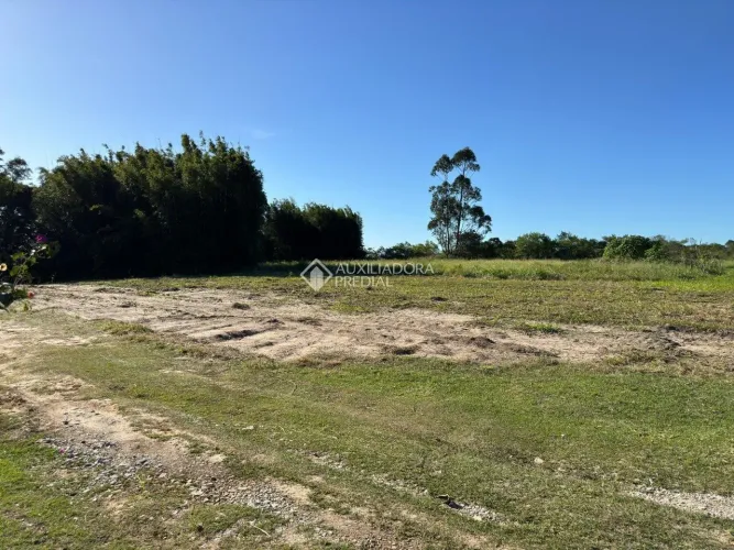 Terreno a beira da lagoa de Ibiraquera