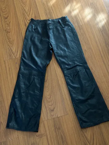 Calça flare couro fake